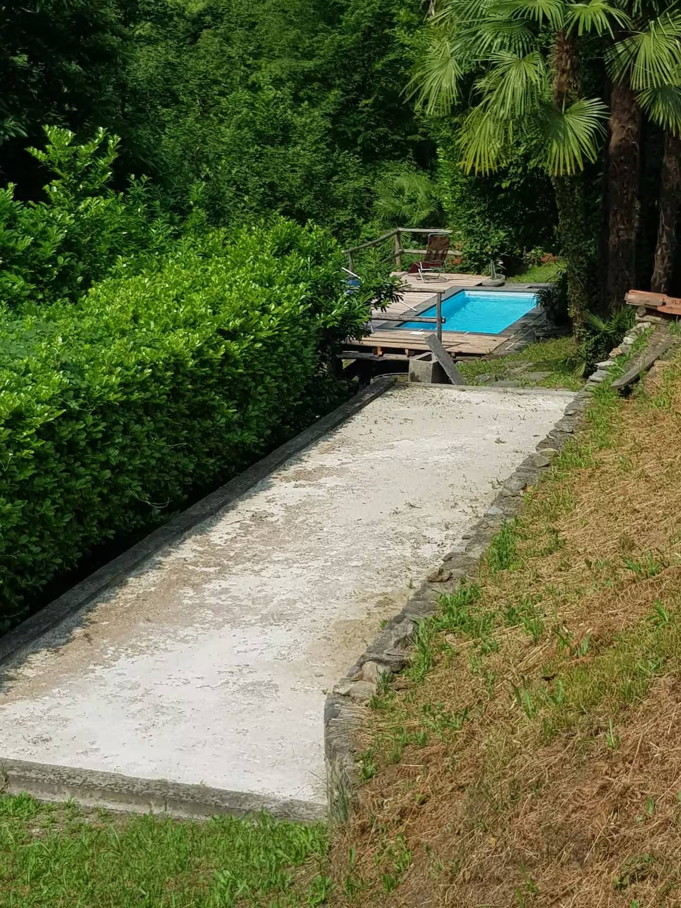 Bocciabahn und Pool